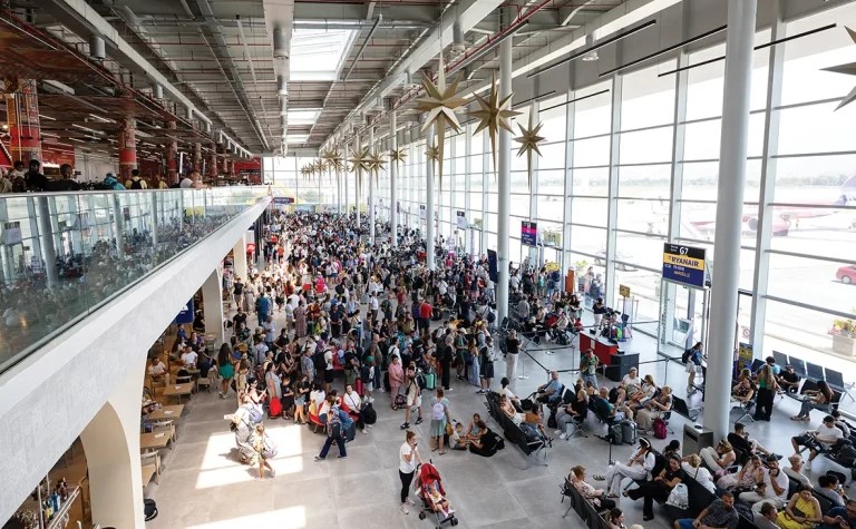 Vijon rritja e fortë e pasagjerëve në Rinas për muajin mars, 9 për qind më shumë sesa në 2025